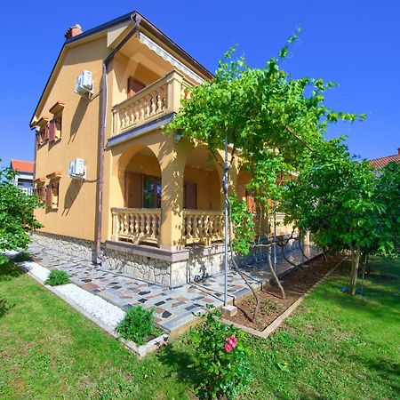 Apartment Bazina - Airconditioning, Parking, 500M From The Beach Krk Town Exterior foto