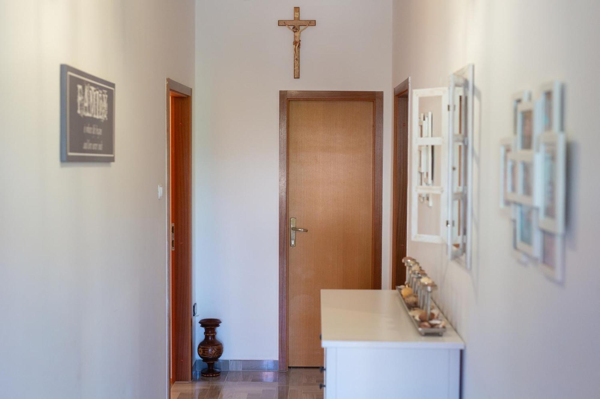 Apartment Bazina - Airconditioning, Parking, 500M From The Beach Krk Town Exterior foto
